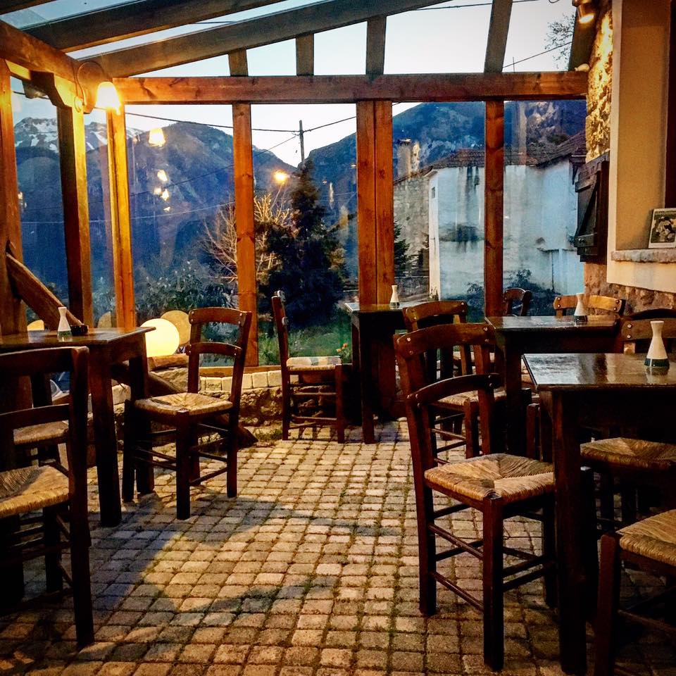 Άδειο τραπέζι στο καφέ